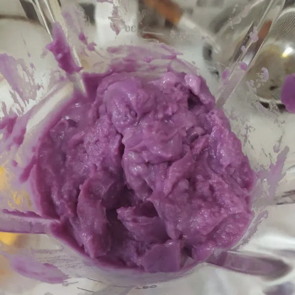 Keluarkan dari frezer, blender kembali adonan es krim ½ beku sampai halus.