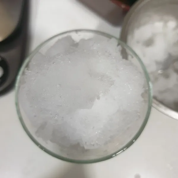 Masukkan es batu serut/es puter sampai penuh.
