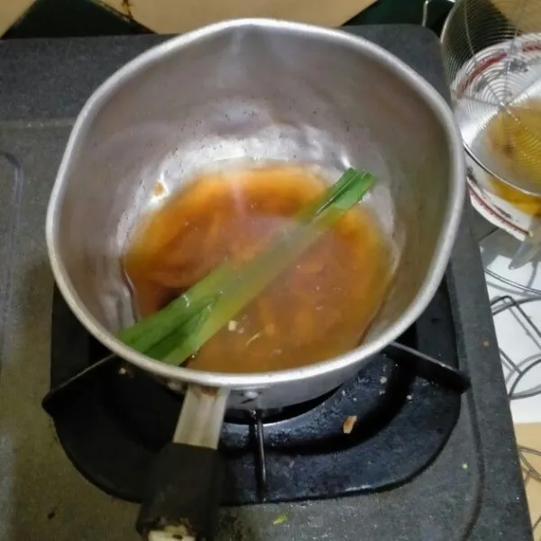 Untuk gula : Masak gula aren, pandan dan 100 ml air hingga gula mencair.