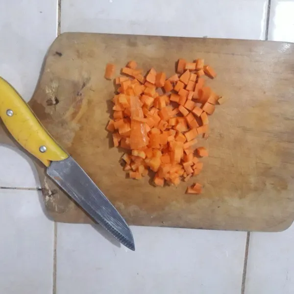 Potong kecil dadu wortel.