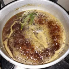 Rebus gula merah, gula pasir, dan daun pandan, sisihkan.