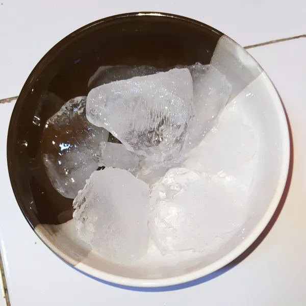 Siapkan mangkuk saji beri secukupnya es batu (es serut lebih baik).