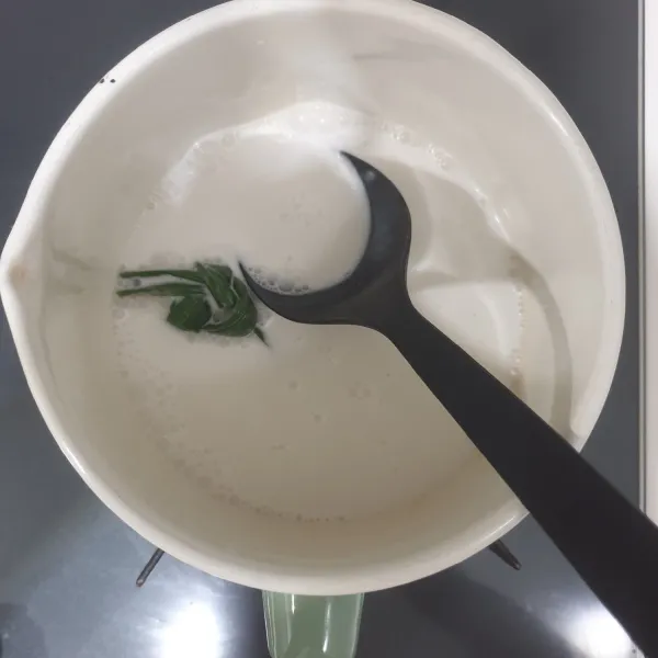 Campurkan santan, air, dan gula pasir,masak hingga mendidih dan biarkan dingin.