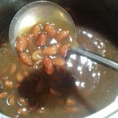 Beri larutan maizena dan aduk hingga mengental. Dinginkan.