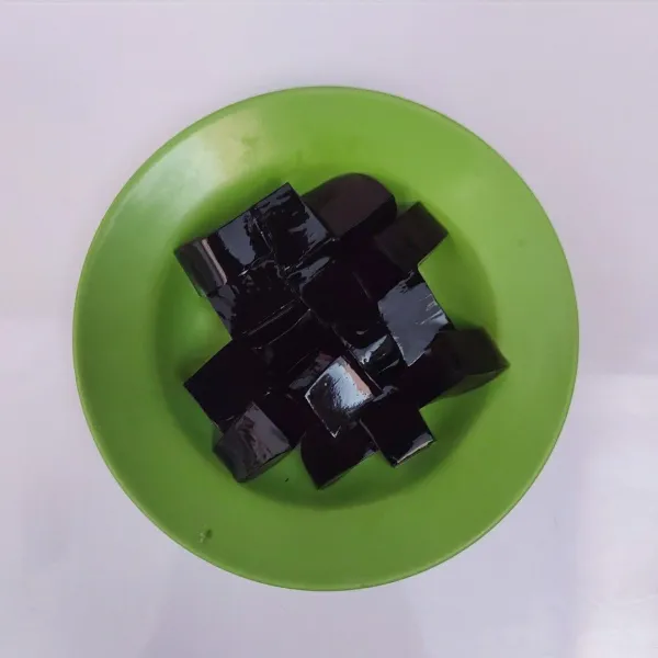Buat jelly cincau hitam :
Campur dan aduk rata semua bahan. Masak hingga mendidih, angkat dan diamkan sampai uap panasnya hilang.
Masukkan kewadah/cetakan, biarkan sampai set. Potong dadu.