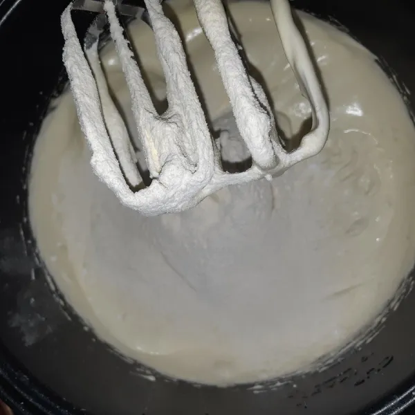 Masukkan tepung terigu dengan cara disaring. Kemudian mixer sebentar. Masukkan tepung terigu dengan 3 tahap.