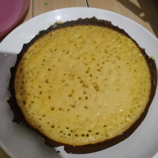 Angkat lalu langsung oles margarin. Kemudian beri toping. Sajikan.