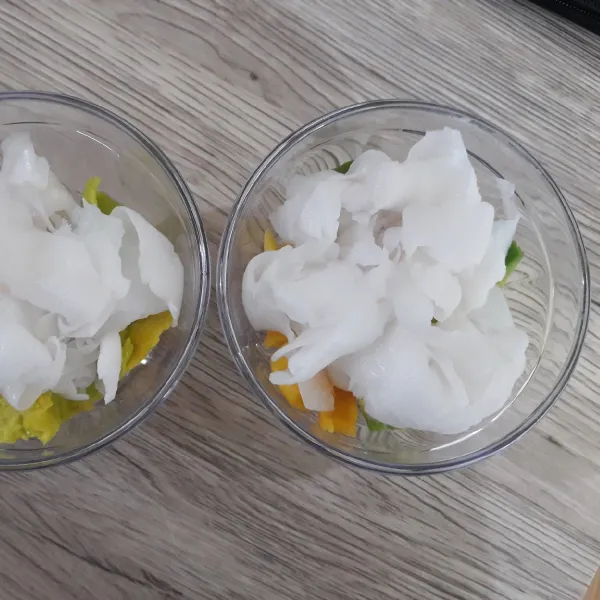 Siapkan wadah, masukkan buah-buahan ke dalamnya sesuai selera.