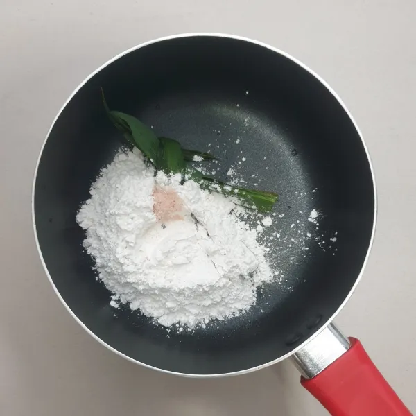 Campurkan tepung beras, daun pandan dan garam halus