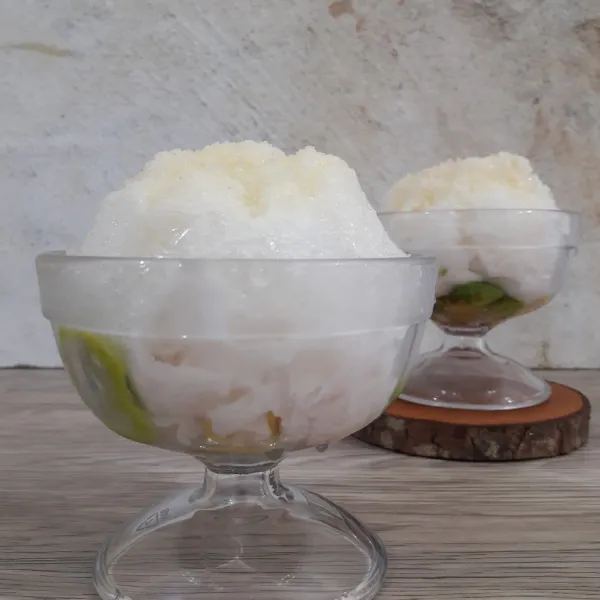 Beri gula putih cair dan susu kental manis di atasnya. Sajikan.