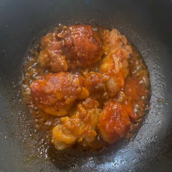 Masukkan ayam goreng dan aduk merata hingga saus meresap ke ayam.