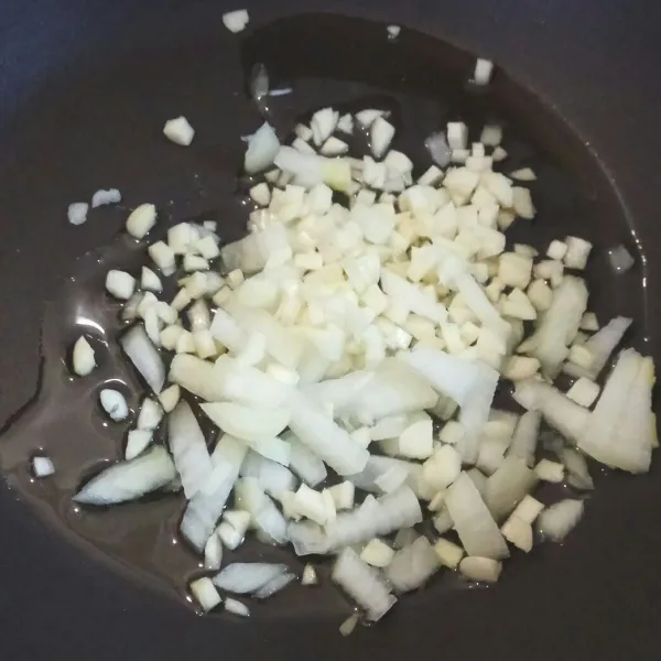 Tumis bawang putih dan bawang bombai yang sudah dicincang, lalu tambahkan oregano.