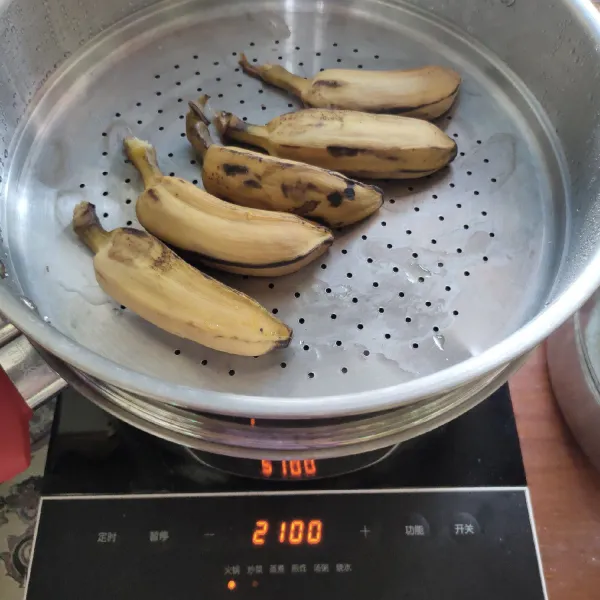Pertama pisang kepok dikukus selama 20 menit, angkat, sisihkan terlebih dahulu.