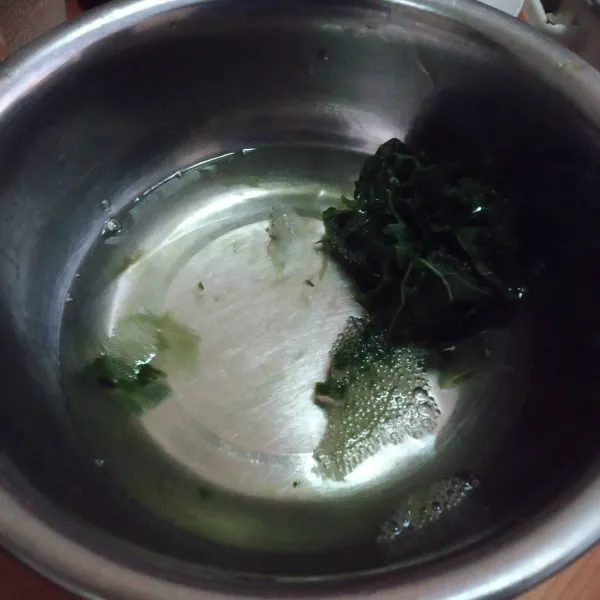 Tambahkan 1 gelas air lagi ke dalam daun sisa perasan pertama, peras kembali sampai airnya berubah hijau kental. Lalu saring. Ulangi proses sampai gelas terakhir.