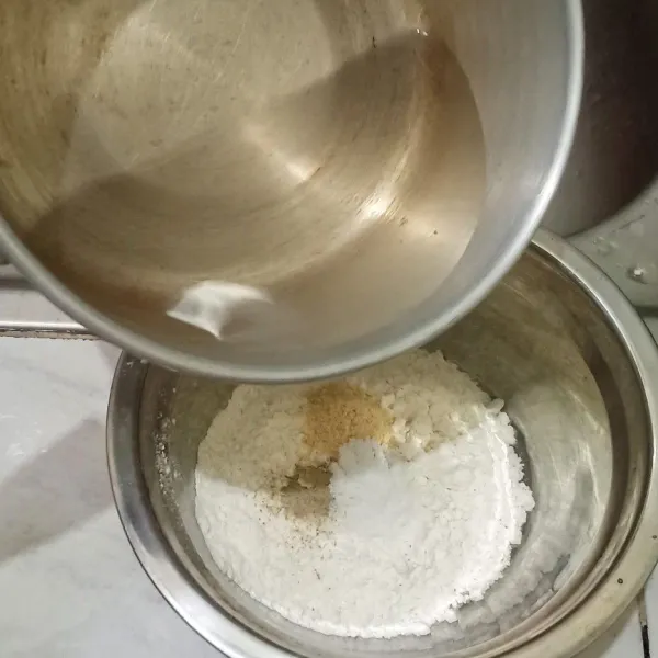 Buat bumbu basah dengan mencampur semua bahan dan diaduk sampai rata.