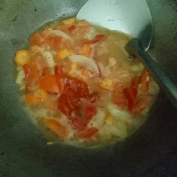 Tambahkan tomat, cabai, wortel dan air. Masak hingga wortel matang dan tomat hancur
