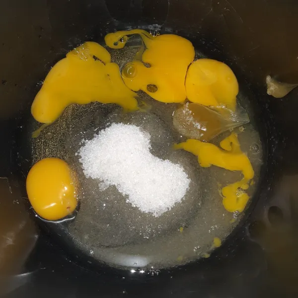Masukkan telur, gula pasir, SP/ pengembang kue, garam dan vanilla ekstrak. Mixer hingga putih telur mengembang selama 5-8 menit.