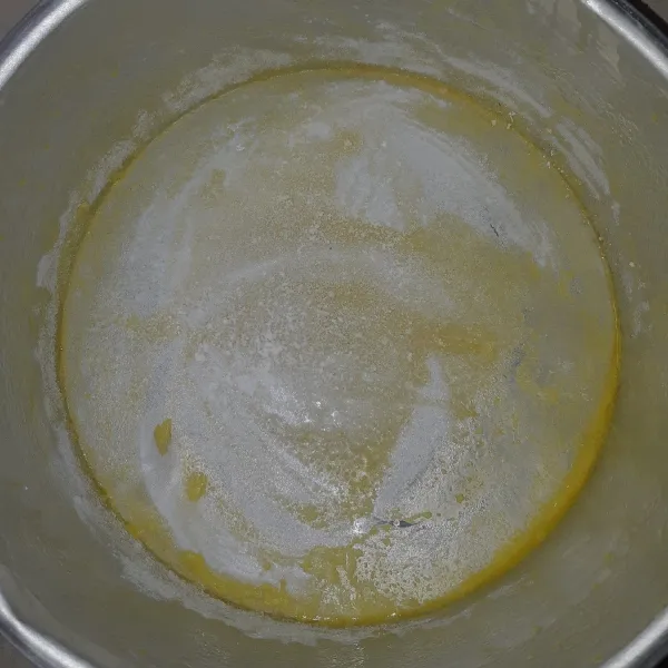 Lapisi loyang dengan mentega dan tepung terigu.