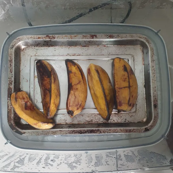 Kukus pisang kepok selama 10 menit angkat dan dinginkan