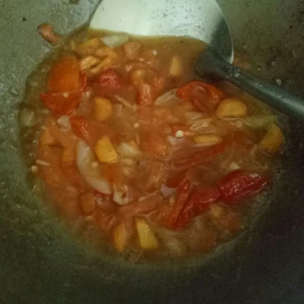 Beri saus tomat dan bumbui dengan gula, garam, dan kaldu bubuk. Cek rasa