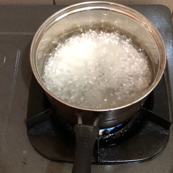 Cuci beras shirataki terlebih dahulu. Masak beras shirataki dengan air yang mendidih hingga beras transparan. Angkat dan tiriskan.