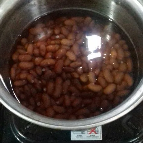 Rebus kacang merah dengan panci presto selama 20-25 menit. Angkat dan buang airnya. Rebus air bersih lagi. Masukkan kacang merah.