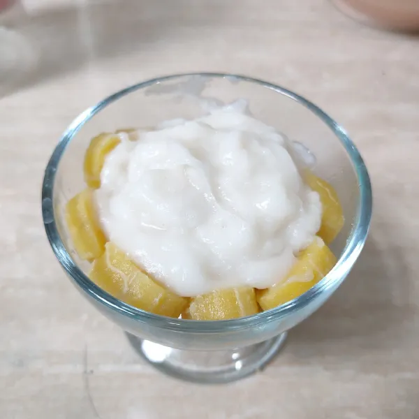 Tata pisang dalam wadah saji, tambahkan bahan vla.