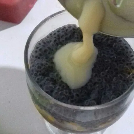 Tuang susu kental manis dan beri es batu secukupnya. Hidangkan.