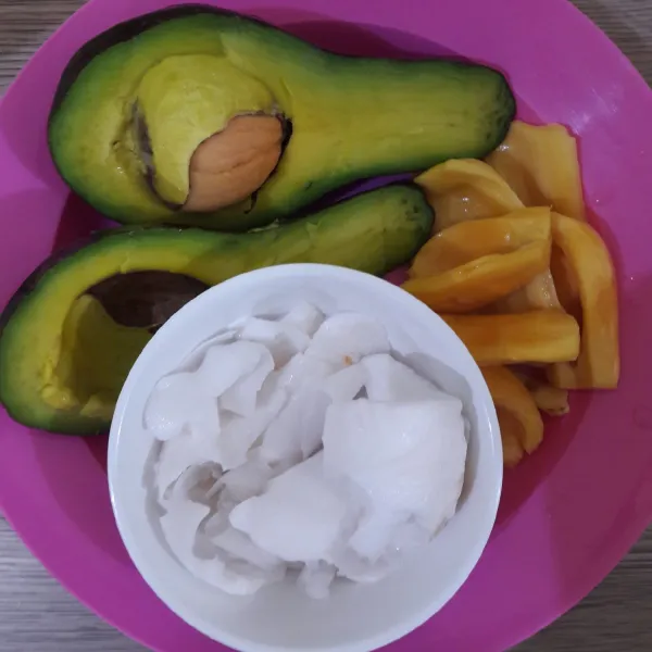 Siapkan buah-buahan lalu potong potong kecil.