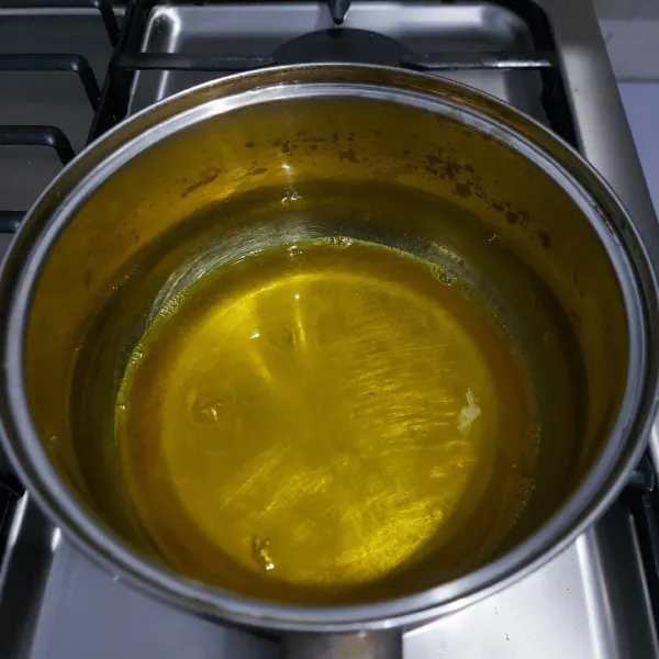 Buat agar-agar kuning :
Masak agar-agar sesuai petunjuk pada kemasan. Sisihkan hingga mengeras, lalu potong potong.