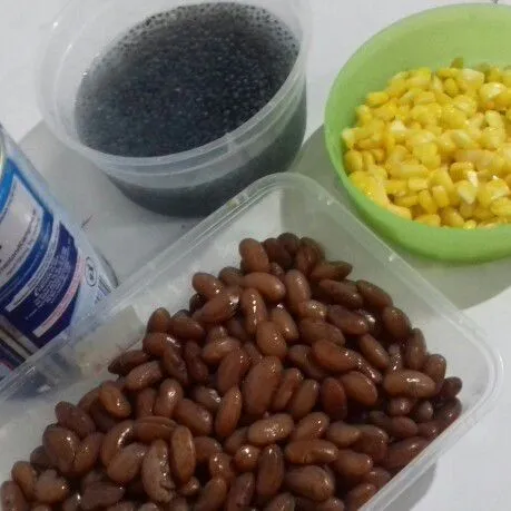 Siapkan bahan. Rebus jagung manis, angkat dan tiriskan. Seduh selasih dengan air hangat hingga mengembang.