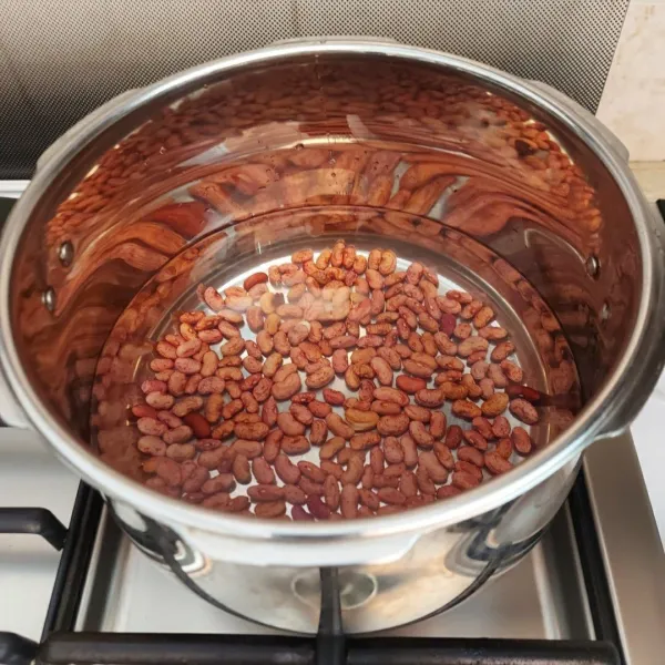 Buat kacang merah rebus : Presto kacang merah dan air selama 20menit sampai empuk. Angkat dan tiriskan.