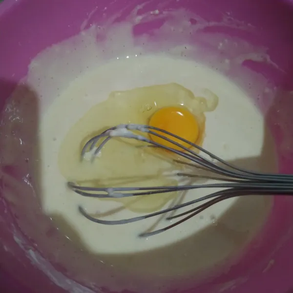 Masukkan telur, aduk rata. Diamkan selama 15 menit sampai ke luar bintik-bintik pada adonan.
