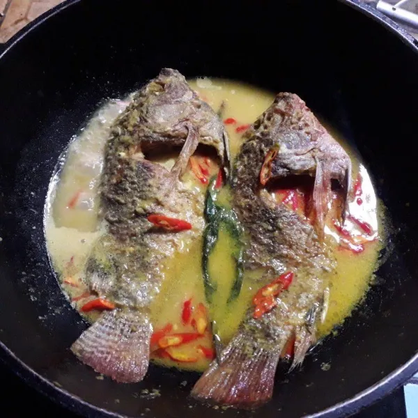 Masukkan ikan goreng dan secukupnya air. Bumbui garam, gula pasir, dan kaldu bubuk.