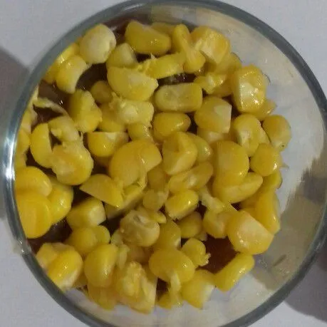 Beri jagung manis rebus.