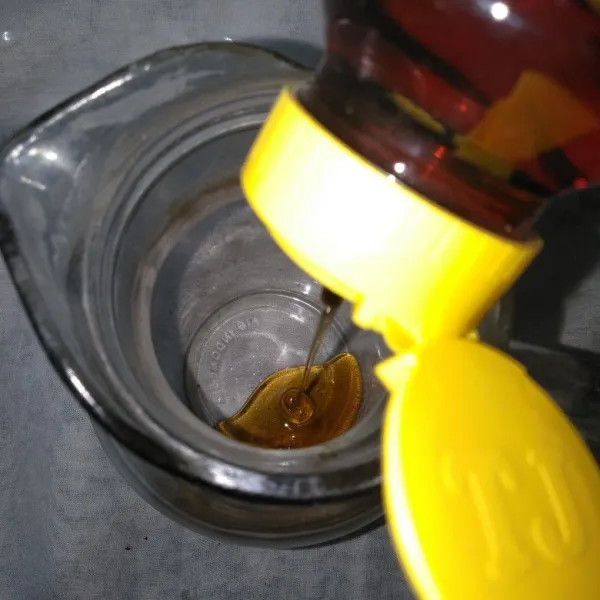 Tuang madu ke dalam gelas