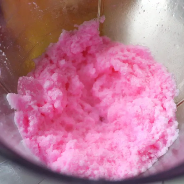 Masukkan es santan ke dalam blender, blend hingga lembut.