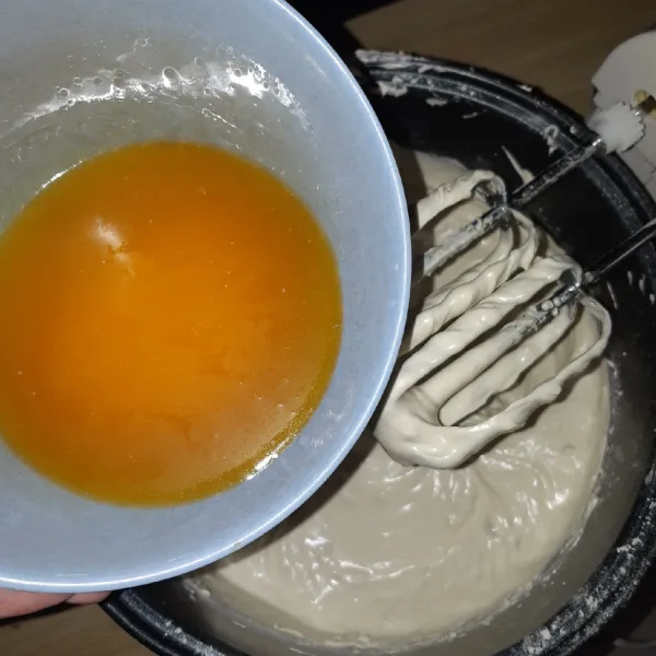 Tambahkan baking powder lalu mixer sebentar. Masukkan mentega cair kemudian aduk menggunakan spatula dari bawah ke atas.