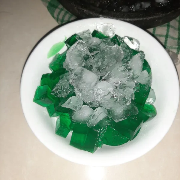 Letakkan es batu di atas jelly.
