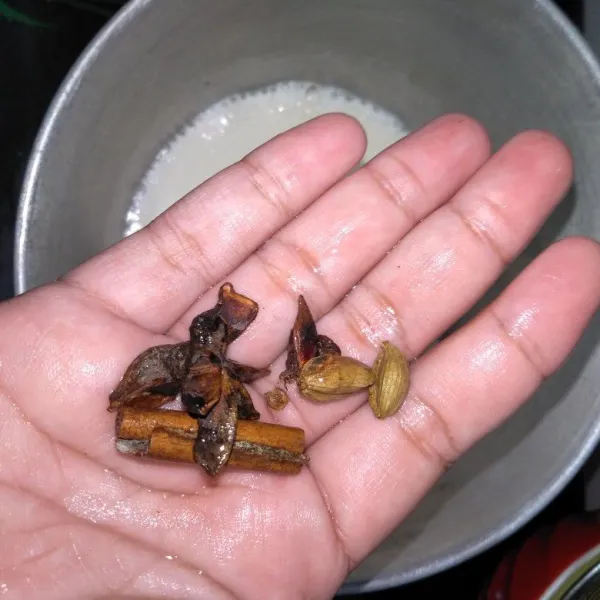 Masukkan jahe bubuk dan aneka rempah lainnya