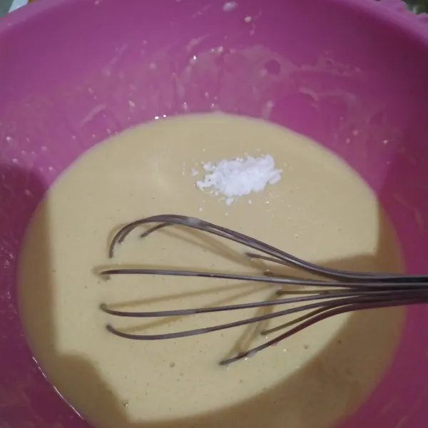 Kemudian masukkan soda kue. Diamkan lagi 5 menit sambil memanaskan teflon.