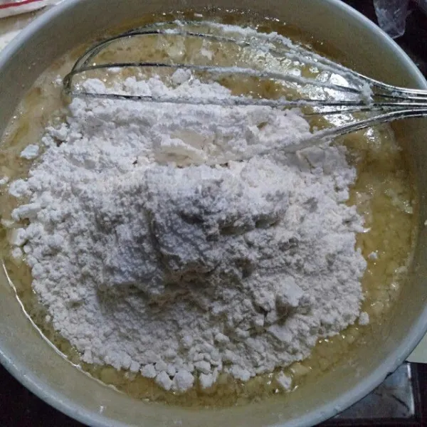 Terakhir masukkan gula pasir, tepung terigu, garam, baking powder dan soda kue. Aduk hingga tercampur rata.