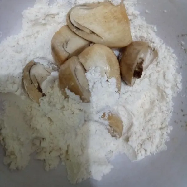Balur jamur ke tepung serbaguna kemudian celupkan lagi ke putih telur