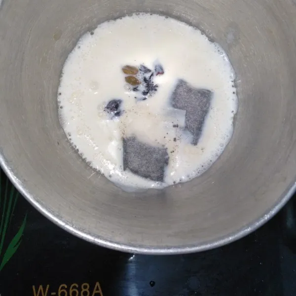 Masukkan 2 kantong teh (kalo tidak suka pahit pakai 1 kantong teh saja)