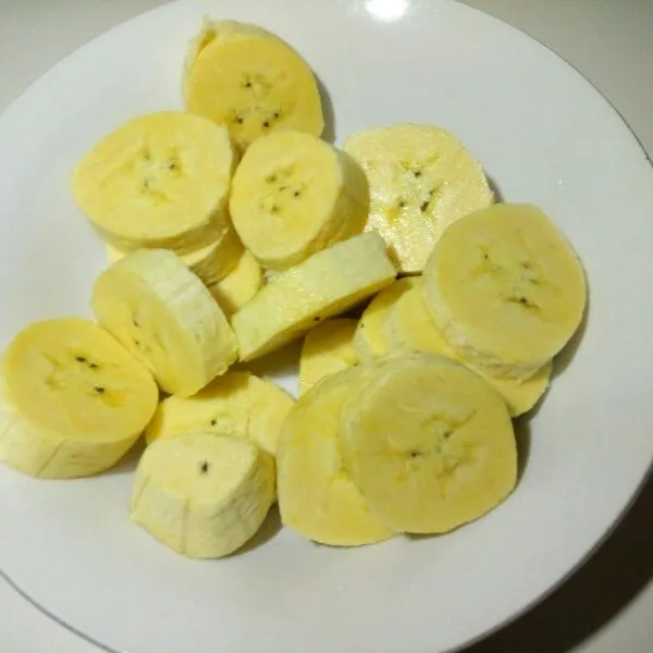 Potong-potong pisang, sisihkan.