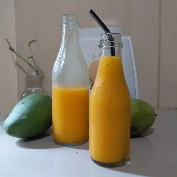 Siapkan gelas saji. Tuang orange mango ke dalam gelas. Tambahkan es batu sesuai selera.