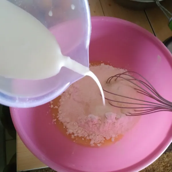 Masukkan susu cair, aduk rata.