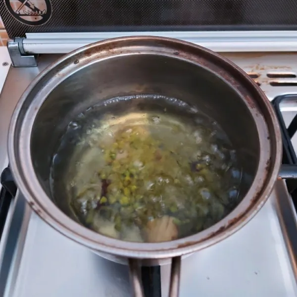 Buat kacang hijau :
Didihkan air lalu masukan kacang hijau, masak hingga empuk.
