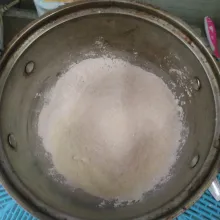 Masukkan hunkwee, gula pasir dan garam kedalam panci. Aduk rata.