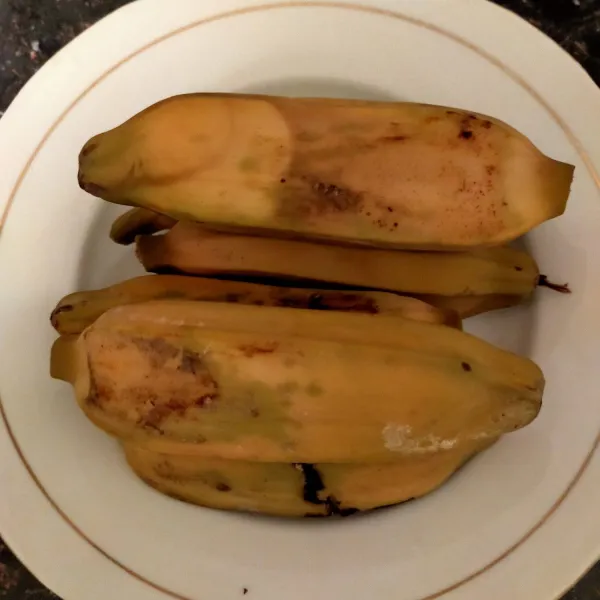 Kukus pisang hingga matang
